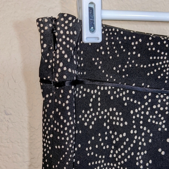 Black & Cream Floral Skirt w Ruffle Hem by Kenneth Cole New York - Picture 2 of 3